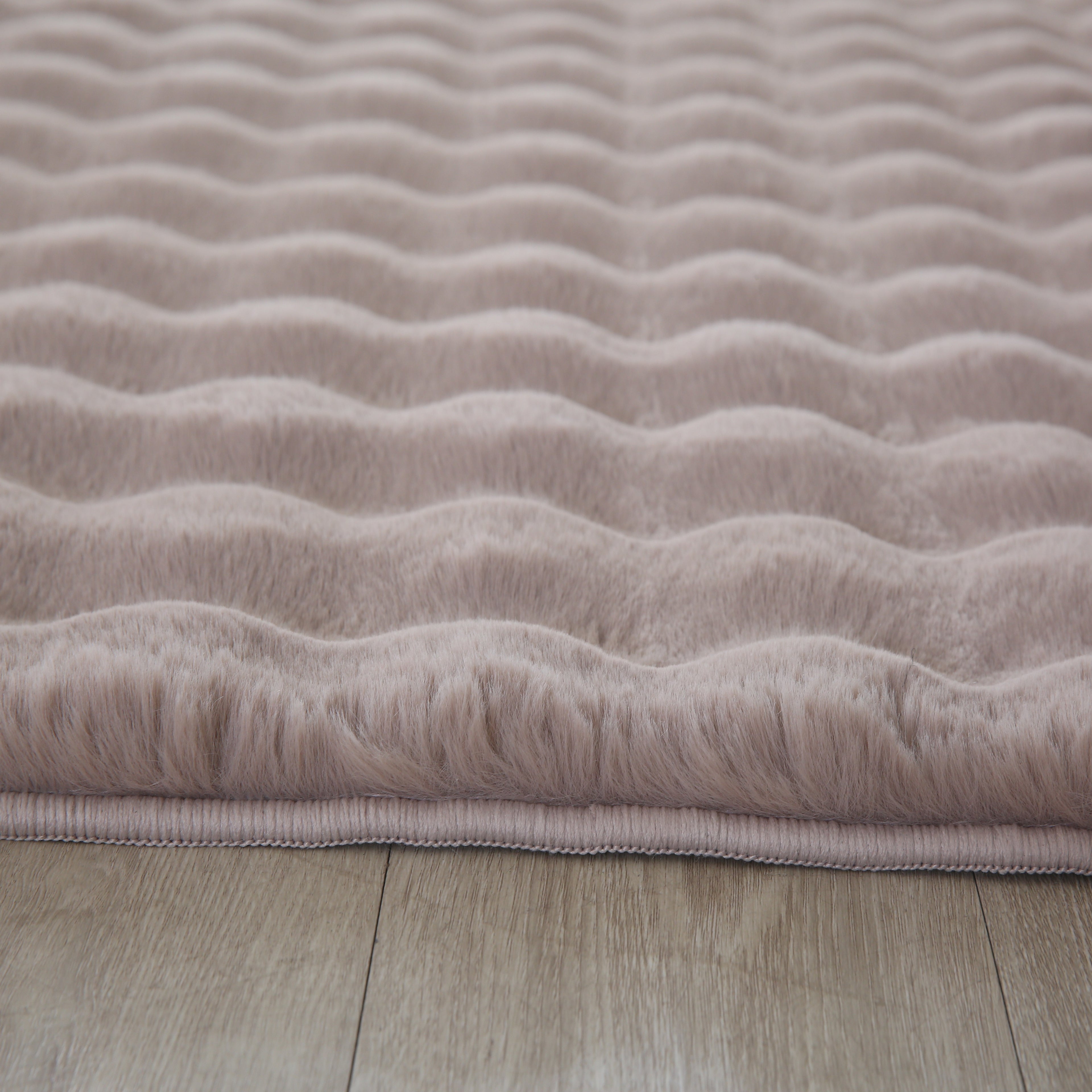 Ambiance 5110 Beige – Warmer 3D Plüschteppich in Natürlichem Beige