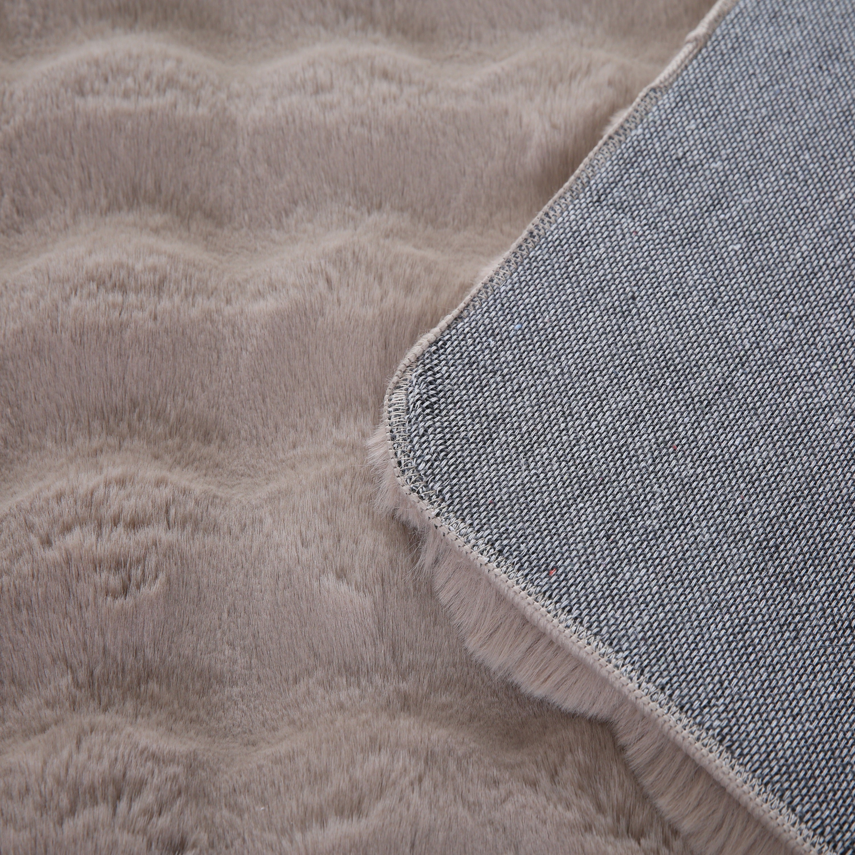 Ambiance 5110 Beige – Warmer 3D Plüschteppich in Natürlichem Beige