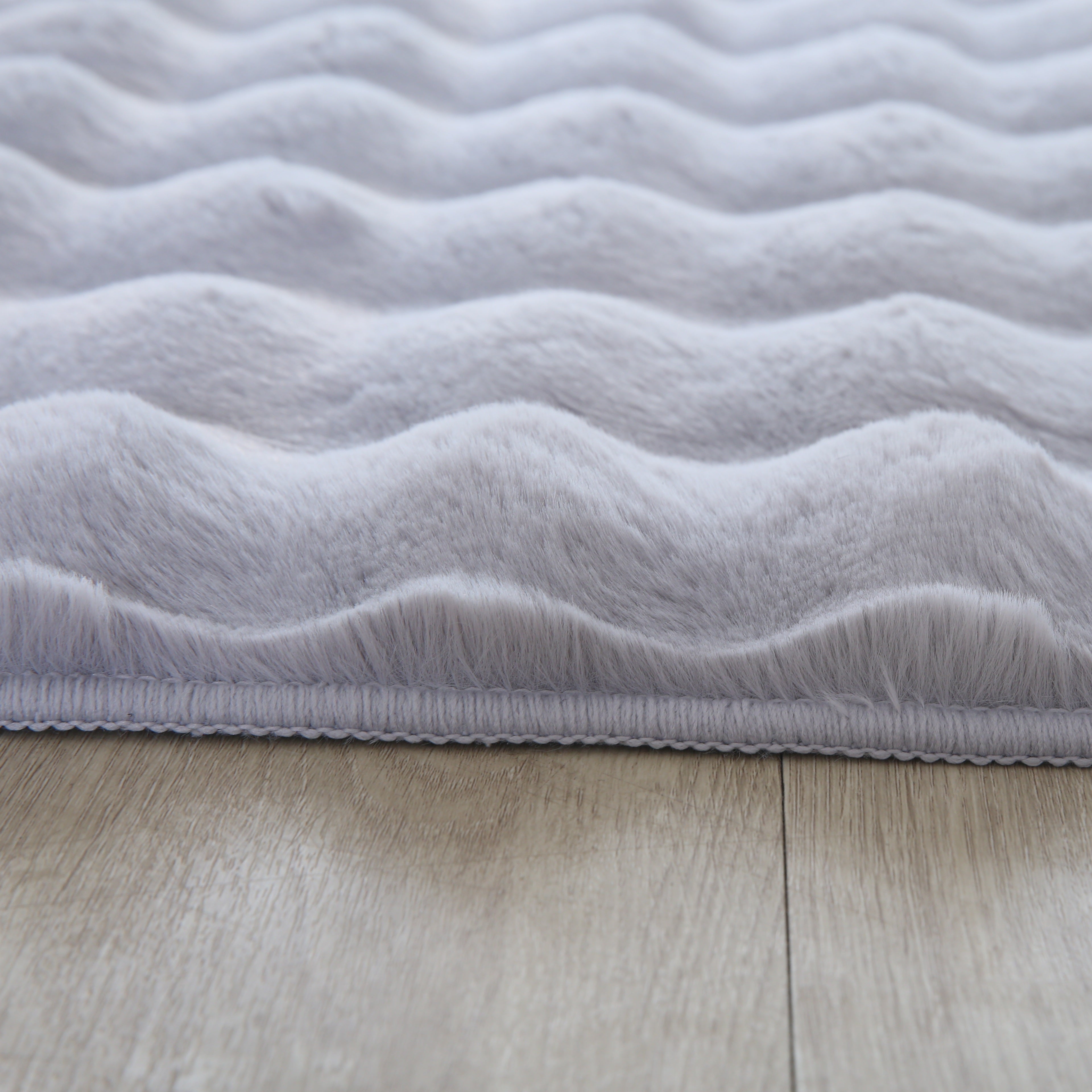 Ambiance 5110 Silber – Moderner 3D Plüschteppich in Silbergrau