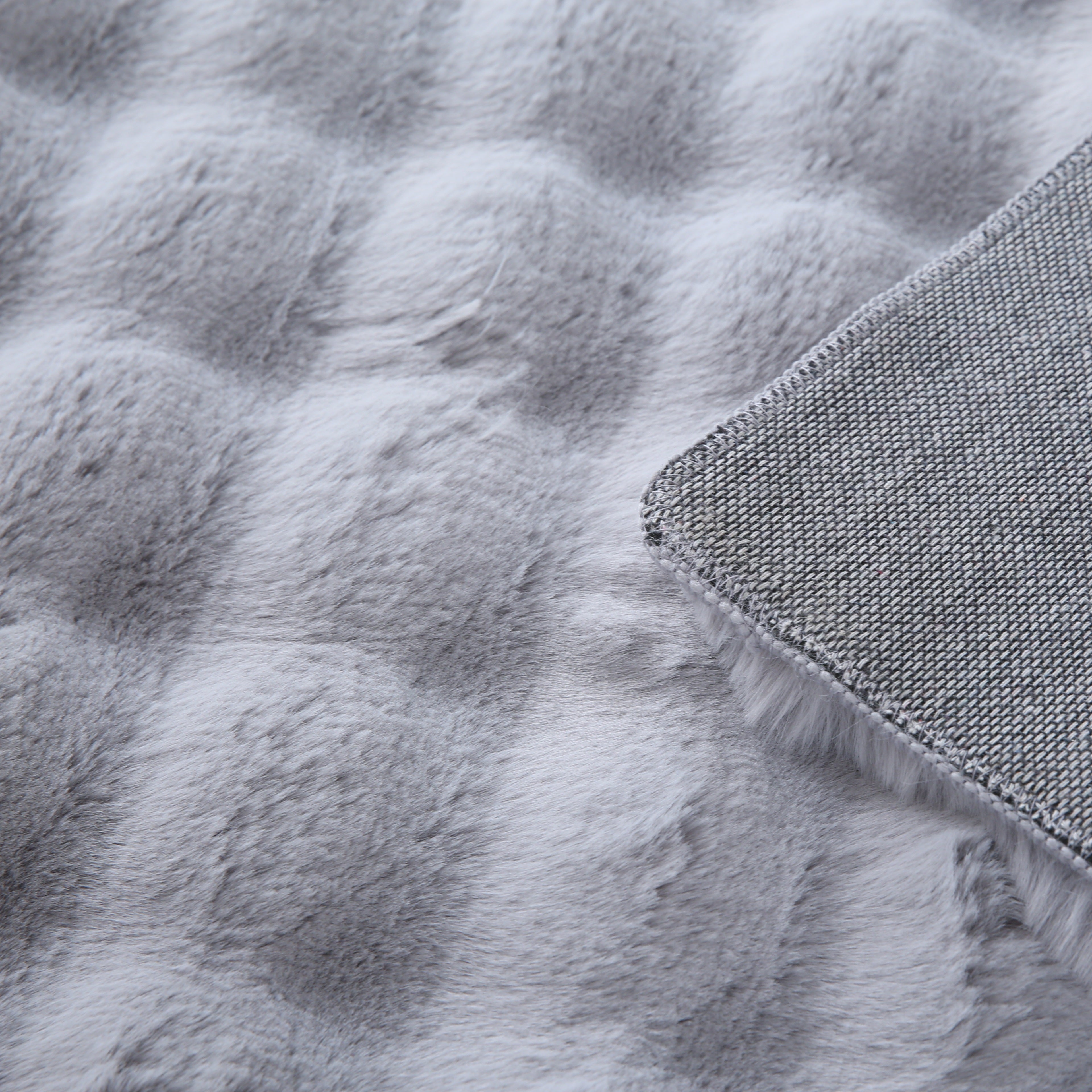 Ambiance 5110 Silber – Moderner 3D Plüschteppich in Silbergrau