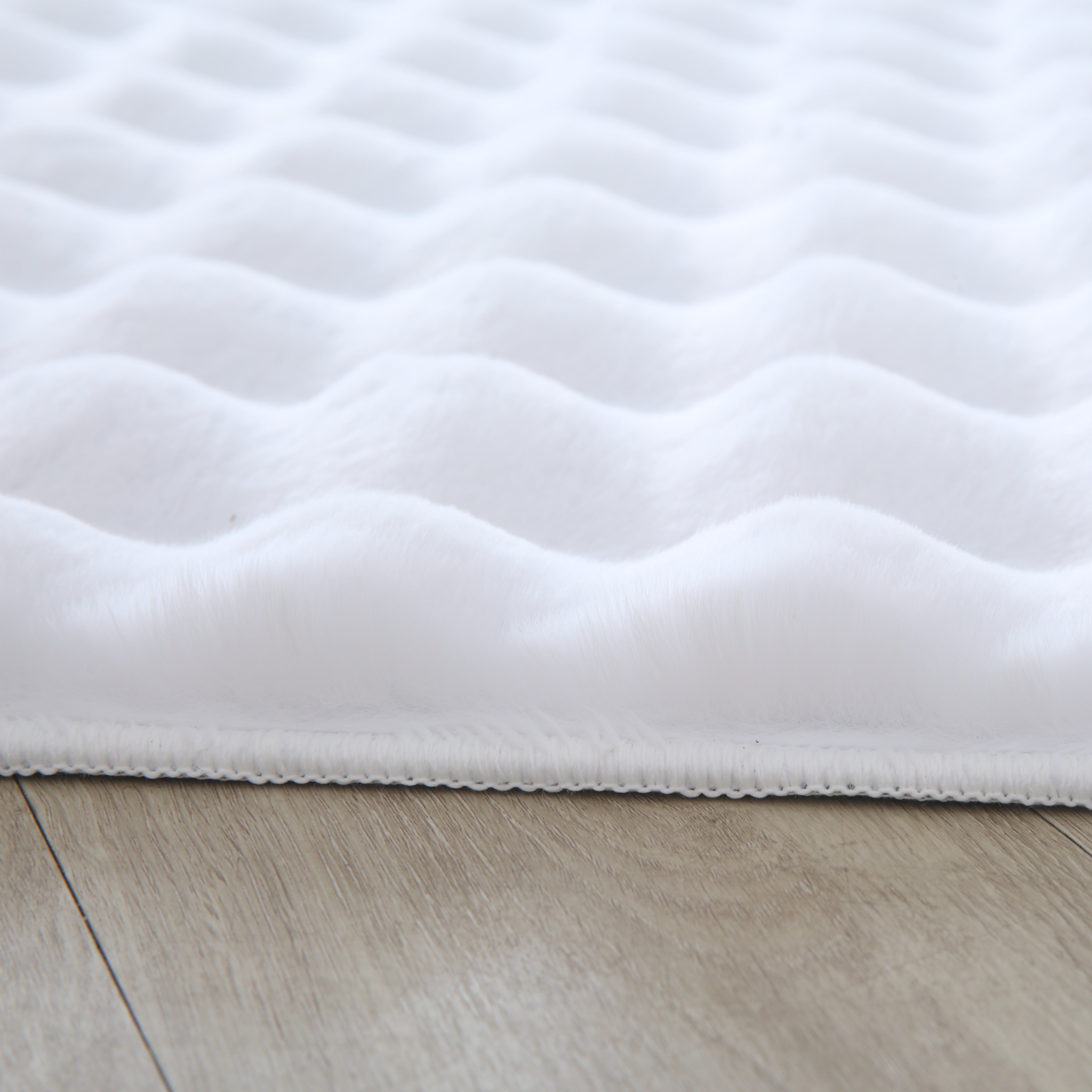 Ambiance 5110 Weiß – Luxuriöser 3D Plüsch Teppich in Reinweiß