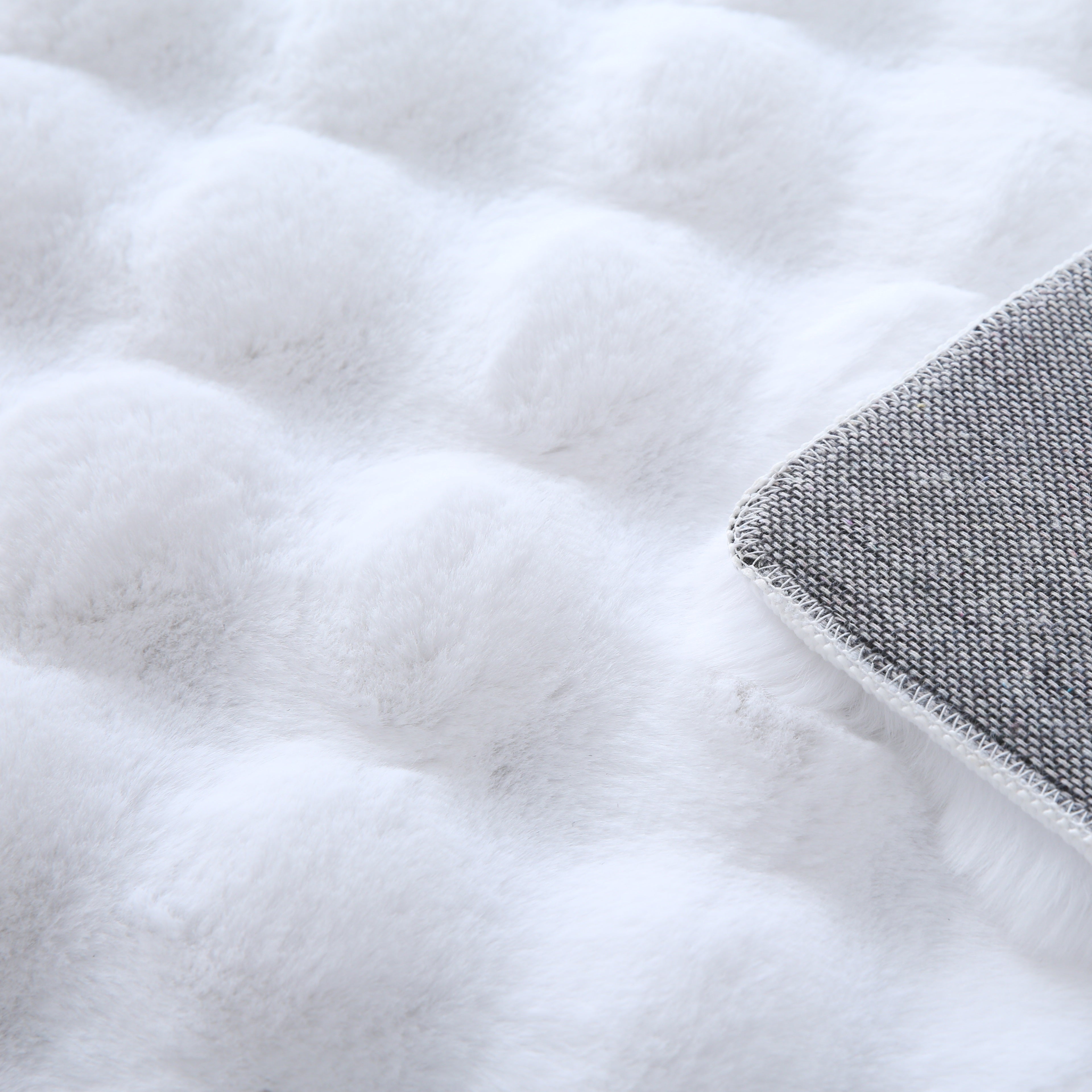 Ambiance 5110 Weiß – Luxuriöser 3D Plüsch Teppich in Reinweiß