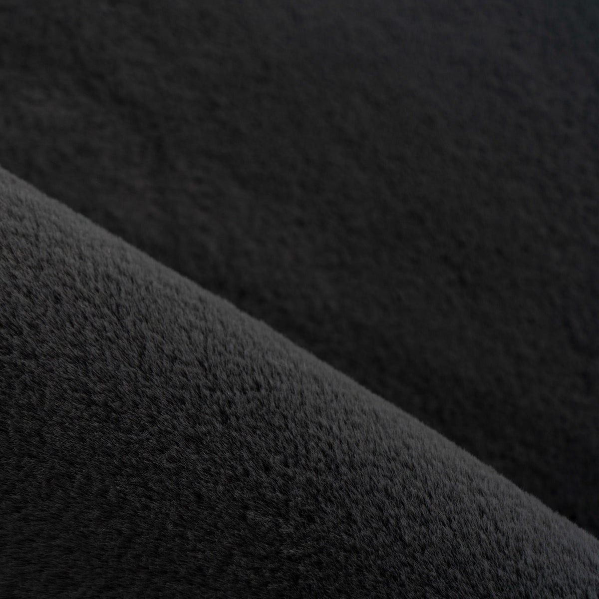 Pouffy 5100 Schwarz – Weicher Teppich in Schwarz