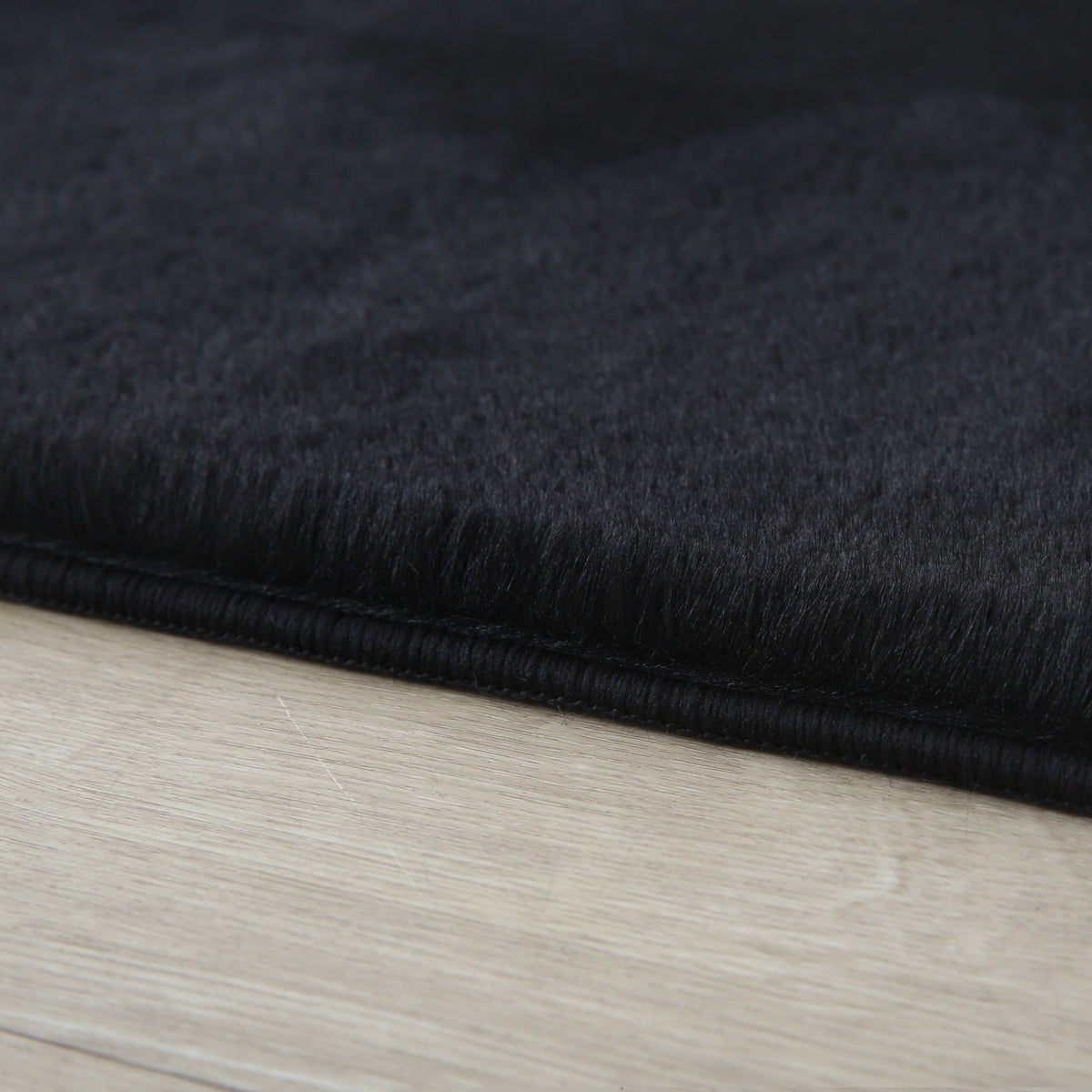 Pouffy 5100 Schwarz – Weicher Teppich in Schwarz