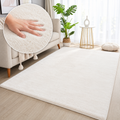 Pouffy Creme - weicher Teppich in Wohnraum mit Hand als Detailansicht