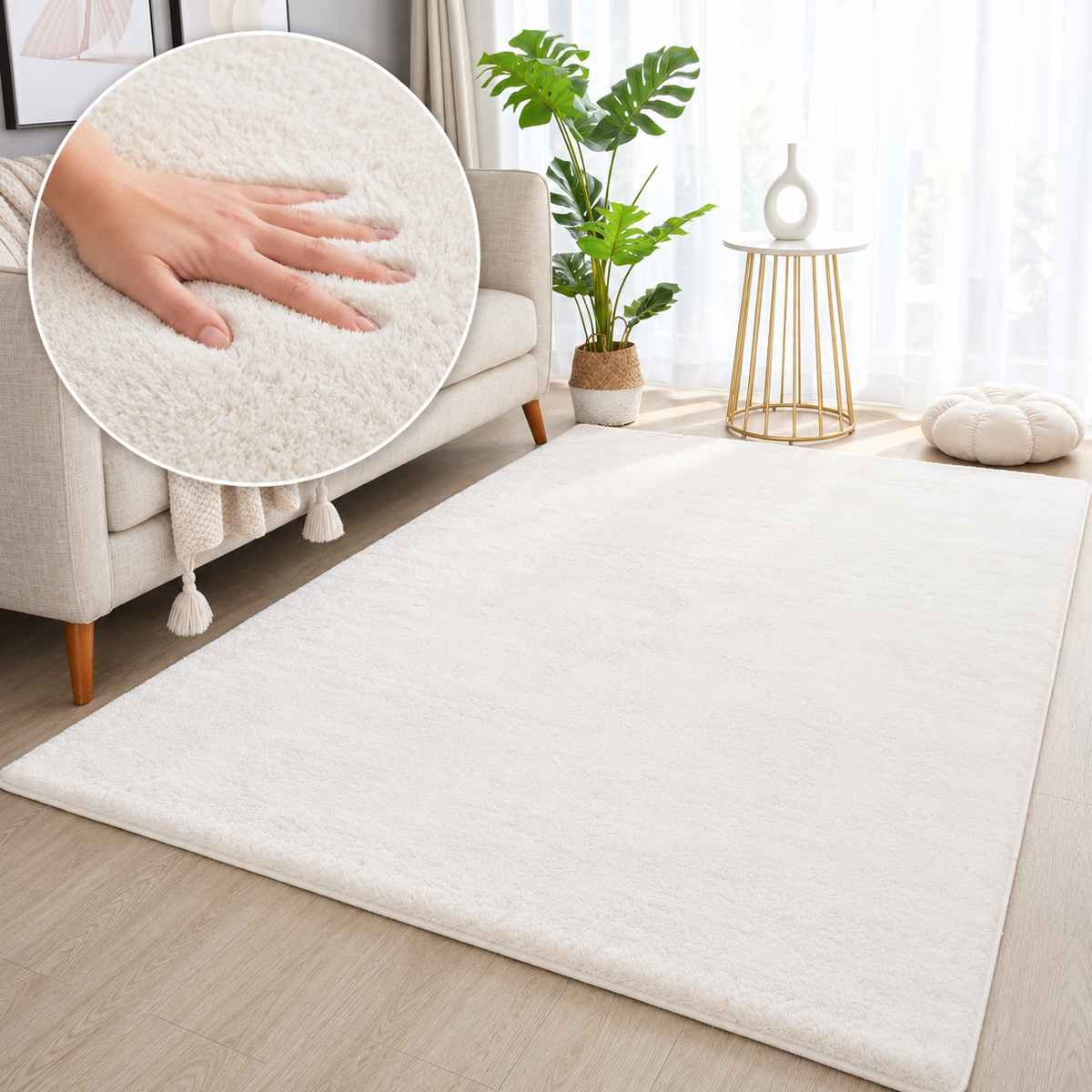 Pouffy Creme - weicher Teppich in Wohnraum mit Hand als Detailansicht