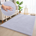 Pouffy Silber - weicher Teppich in Wohnraum mit Hand als Detailansicht