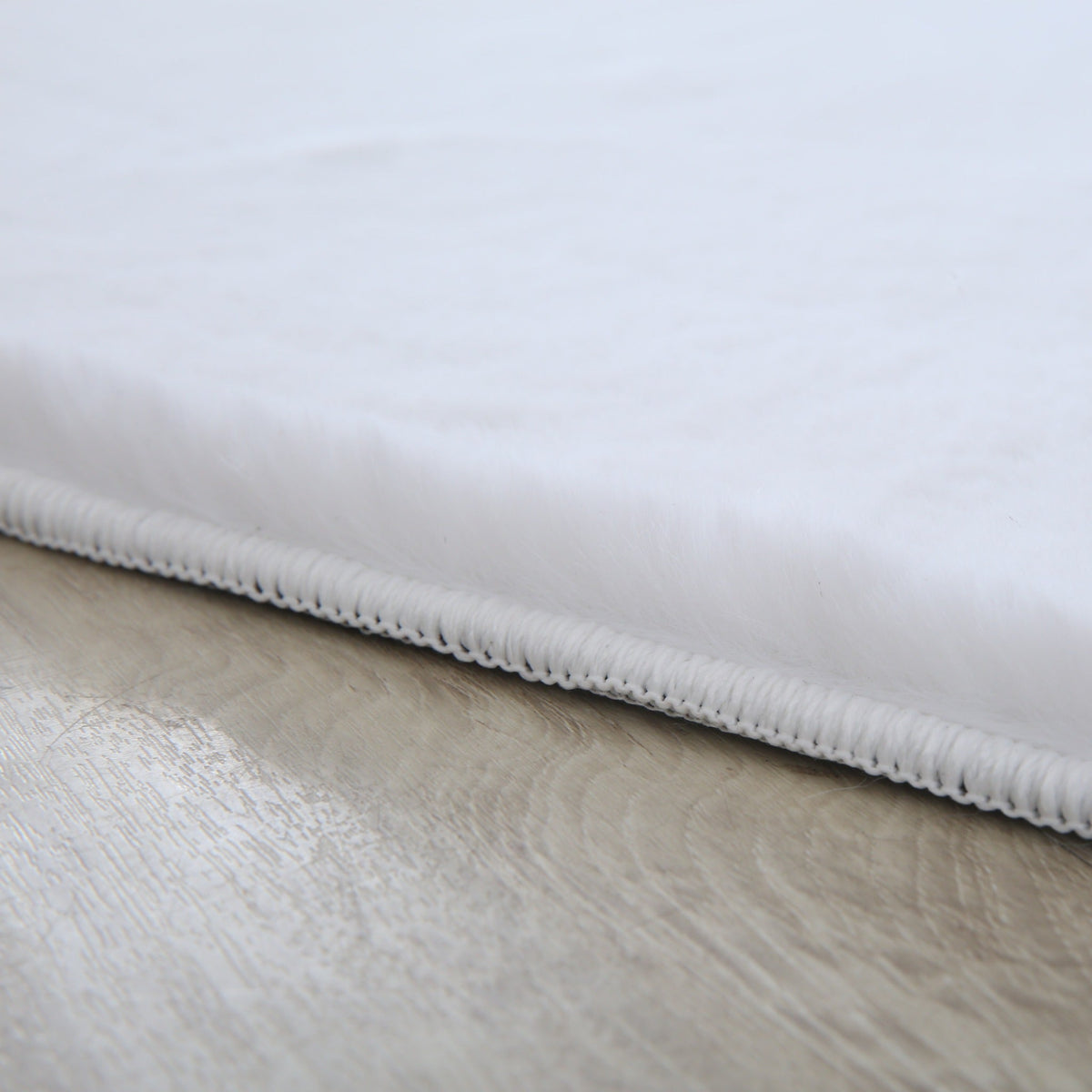 Pouffy 5100 Weiß – Weicher Teppich in Weiß