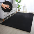 Halı Dünyası Pouffy 5100 Schwarz – Weicher Flor mit Hand als Detailaufnahme