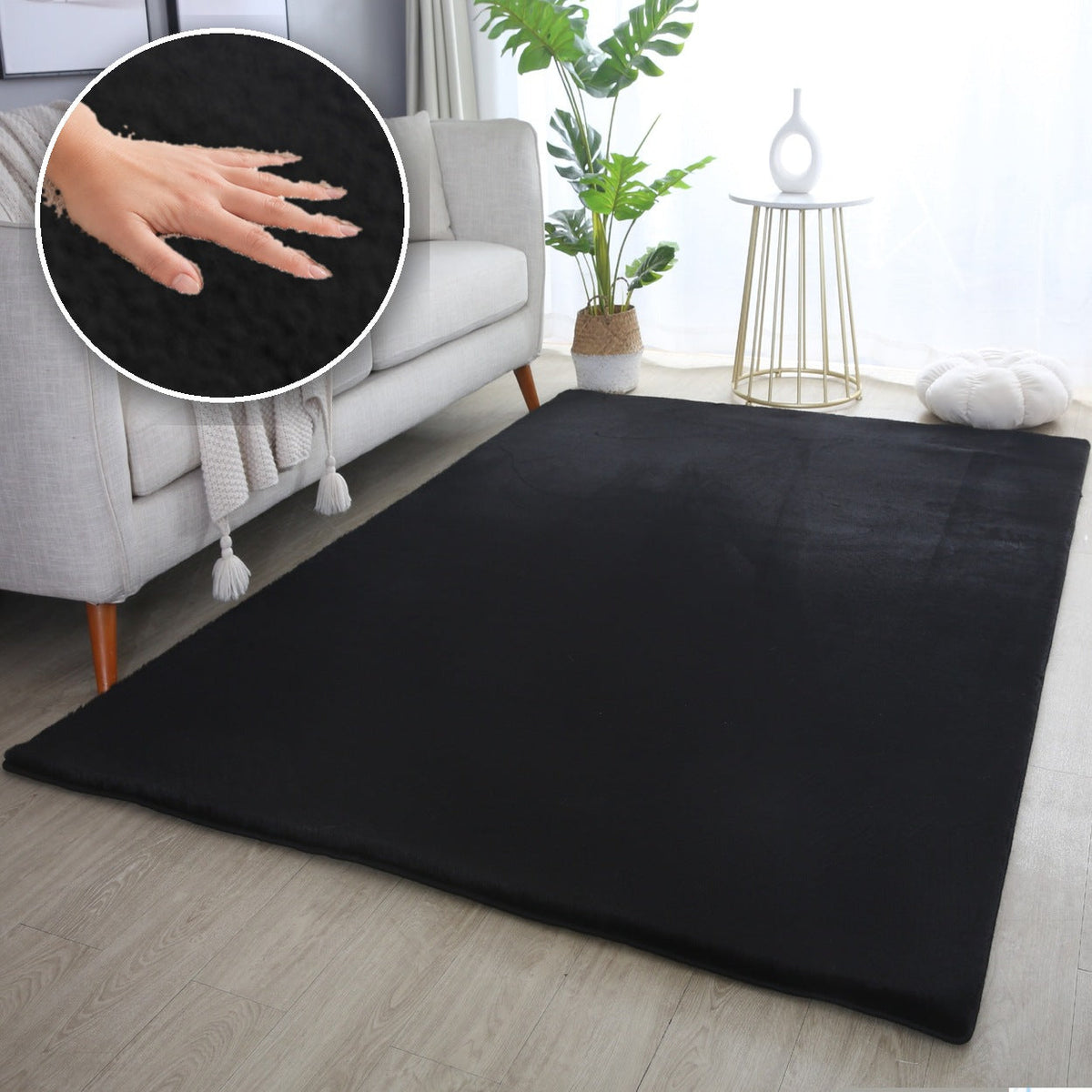 Halı Dünyası Pouffy 5100 Schwarz – Weicher Flor mit Hand als Detailaufnahme