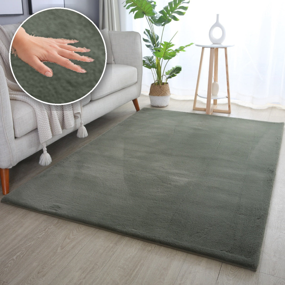 Halı Dünyası Pouffy 5100 Grün – Weicher Flor mit Hand als Detailaufnahme