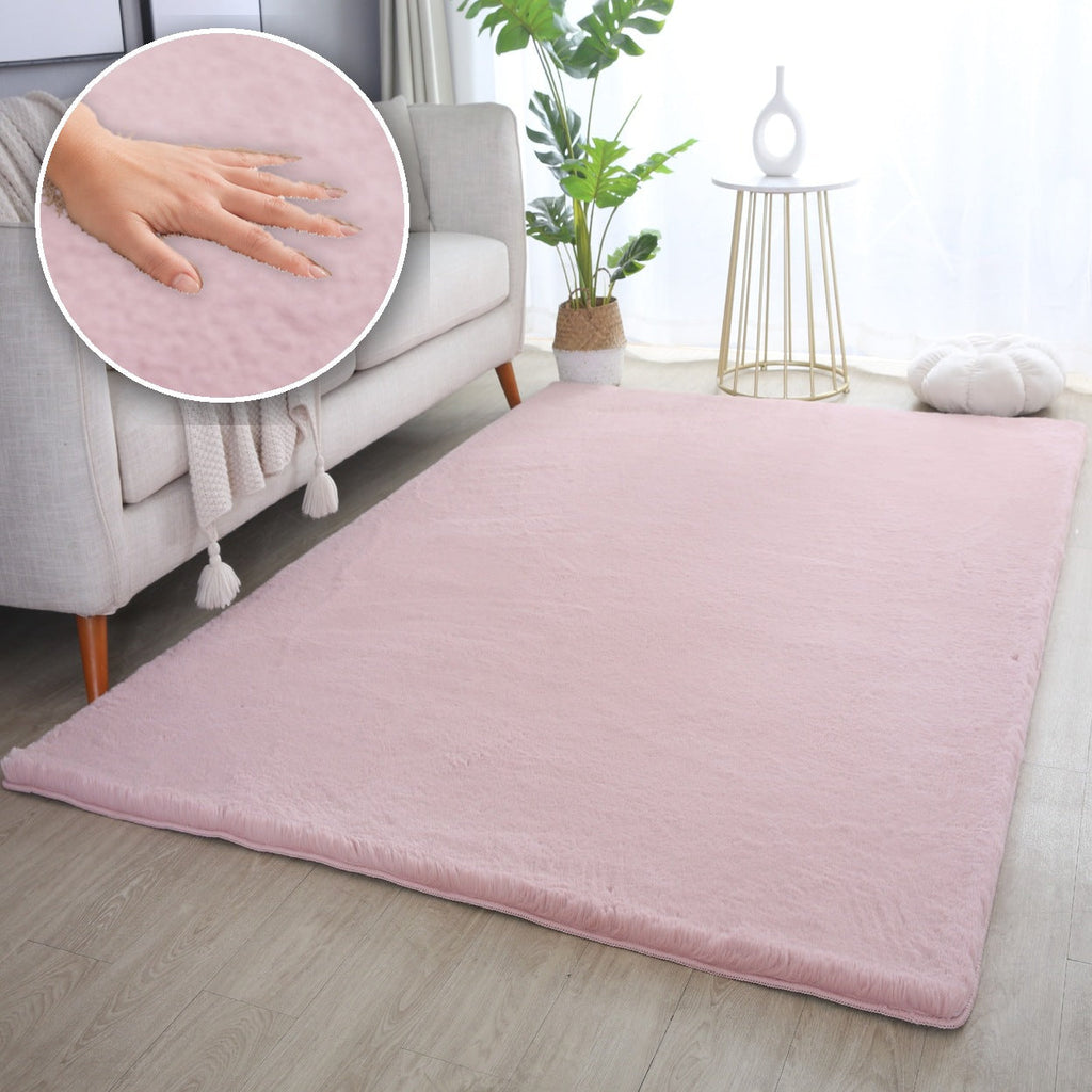 Halı Dünyası Pouffy 5100 Rosa – Weicher Flor mit Hand als Detailaufnahme