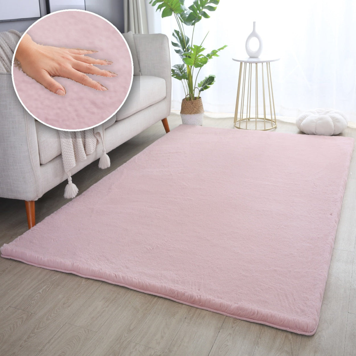 Halı Dünyası Pouffy 5100 Rosa – Weicher Flor mit Hand als Detailaufnahme